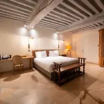 Les Remparts Et Demeures Historiques Hotel