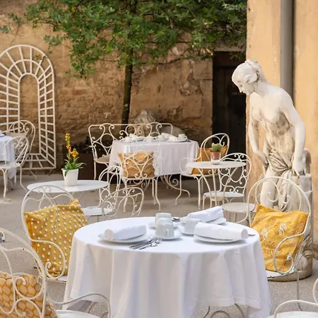 מלון Les Remparts Et Demeures Historiques 4*