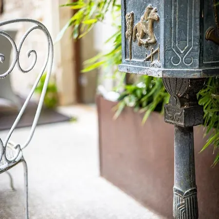 מלון Les Remparts Et Demeures Historiques ביון