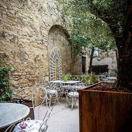 מלון Les Remparts Et Demeures Historiques 4*