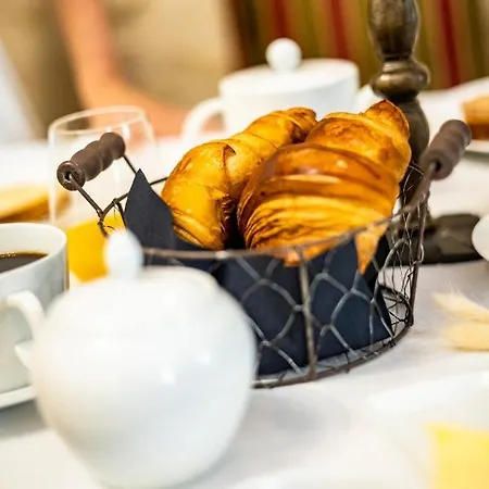 Les Remparts Et Demeures Historiques מלון