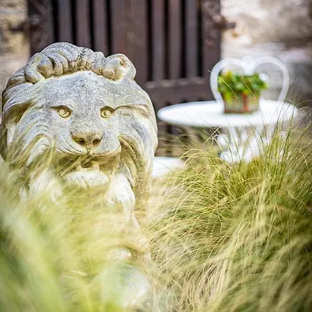 Les Remparts Et Demeures Historiques