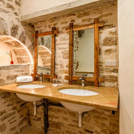 Hotel Les Remparts Et Demeures Historiques 4*