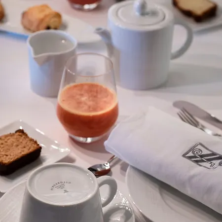 מלון Les Remparts Et Demeures Historiques ביון