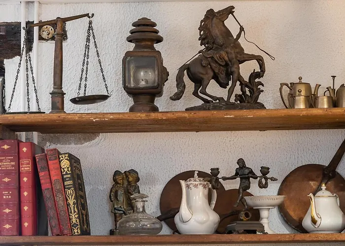 Les Remparts Et Demeures Historiques Бон