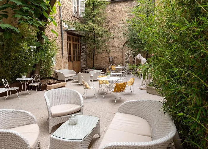 Les Remparts Et Demeures Historiques