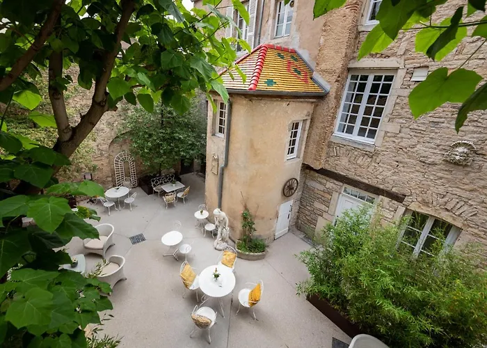 Les Remparts Et Demeures Historiques