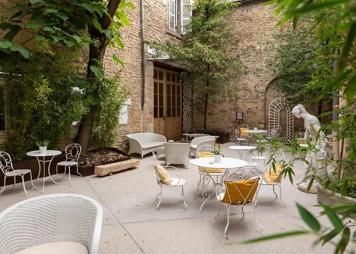 Les Remparts Et Demeures Historiques Бон