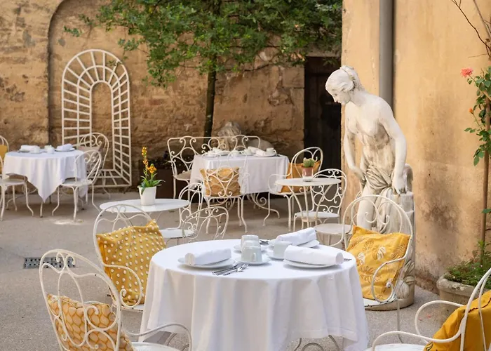 Hotel Les Remparts Et Demeures Historiques 4*