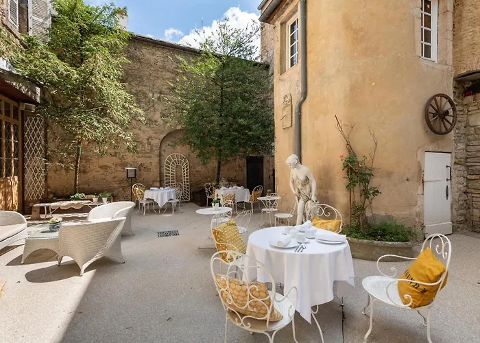 Les Remparts Et Demeures Historiques