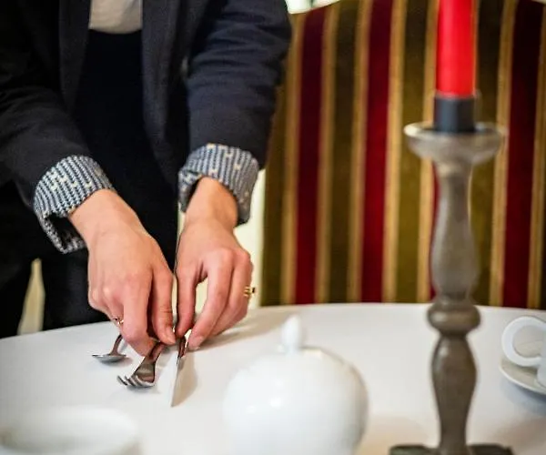 Les Remparts Et Demeures Historiques Бон