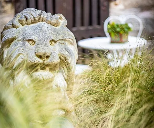 Les Remparts Et Demeures Historiques