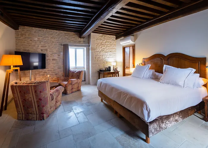 Les Remparts Et Demeures Historiques