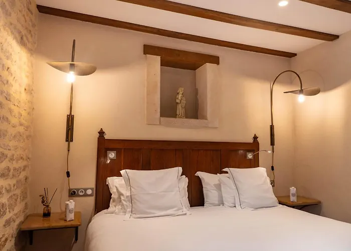 Les Remparts Et Demeures Historiques Beaune (Cote d'Or)