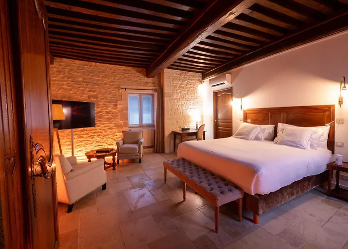 Les Remparts Et Demeures Historiques Бон